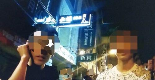 袁姓司机(黑衣者)遭盘查后坚持不开车门。台湾《中时电子报》记者程炳璋摄 袁姓司机(黑衣者)遭盘查后坚持不开车门。台湾《中时电子报》记者程炳璋摄