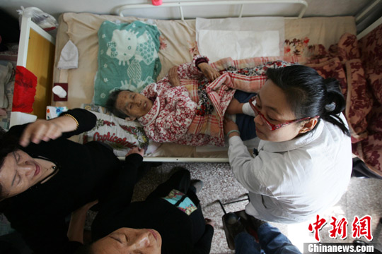 10月18日,山西省肿瘤医院宁养院居家服务的医务人员来到患者龙月恒家中,为晚期癌症老人提供全程服务,尽力减轻患者躯体痛苦,同时舒缓患者及其家属的心理压力。中华经济报发 张云 摄 10月18日,山西省肿瘤医院宁养院居家服务的医务人员来到患者龙月恒家中,为晚期癌症老人提供全程服务,尽力减轻患者躯体痛苦,同时舒缓患者及其家属的心理压力。中华经济报发 张云 摄