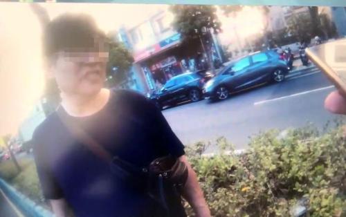 许某声称对方亮枪恐吓,自己才拿出铁锤偷袭,此说法被目击路人指控说谎。台湾《联合报》记者林昭彰/翻摄 许某声称对方亮枪恐吓,自己才拿出铁锤偷袭,此说法被目击路人指控说谎。台湾《联合报》记者林昭彰/翻摄