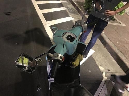 案发现场受损的摩托车。台湾《联合报》记者袁志豪/翻摄 案发现场受损的摩托车。台湾《联合报》记者袁志豪/翻摄