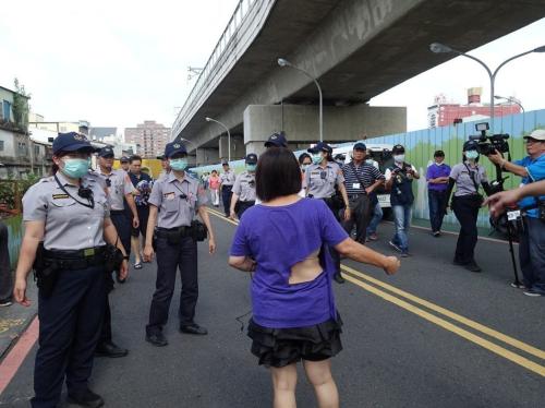 屏东县“立委”蒋月惠(中)被拦阻,一度与女警拉扯,咬伤女警,自己的衣服也扯破。台湾《联合报》记者翁祯霞摄影 屏东县“立委”蒋月惠(中)被拦阻,一度与女警拉扯,咬伤女警,自己的衣服也扯破。台湾《联合报》记者翁祯霞摄影