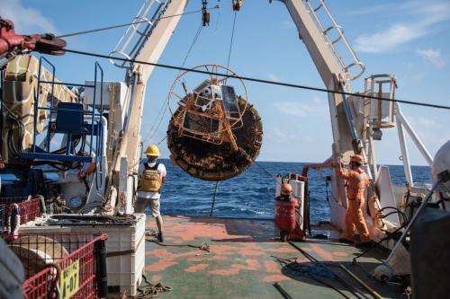 “海研一号”意外发现去年失联的海洋气象观测浮标。台湾《联合报》/台大海研所供图 “海研一号”意外发现去年失联的海洋气象观测浮标。台湾《联合报》/台大海研所供图