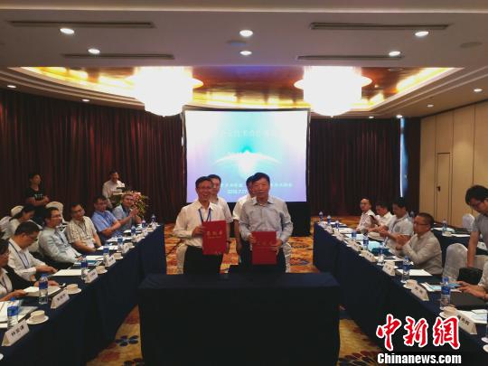 武汉市汽车行业协会与台湾汽车电子产业联盟共同签署合作备忘录 张芹 摄 武汉市汽车行业协会与台湾汽车电子产业联盟共同签署合作备忘录 张芹 摄