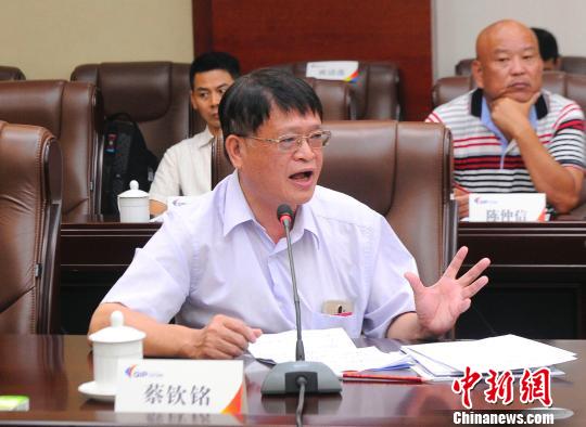 蔡钦铭介绍全国台企联组织台商考察海峡两岸产业合作区情况。 蒋雪林 摄 蔡钦铭介绍全国台企联组织台商考察海峡两岸产业合作区情况。 蒋雪林 摄