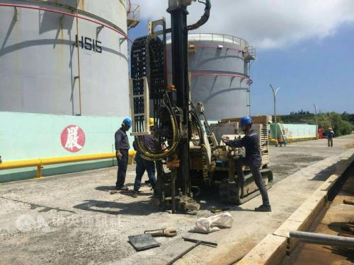 台湾澎湖县环保局进行油库附近土壤与水质采样检测。台湾“中央社”/澎湖县环保局供图 台湾澎湖县环保局进行油库附近土壤与水质采样检测。台湾“中央社”/澎湖县环保局供图