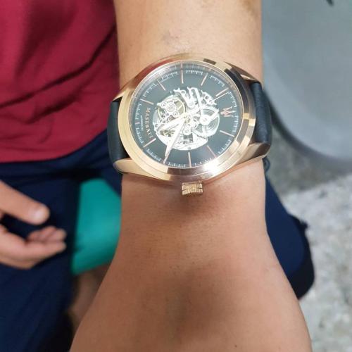 警方16日抓人时,发现张某手上还戴着偷来的玛莎拉蒂名表。台湾《联合报》记者陈宏睿/翻摄 警方16日抓人时,发现张某手上还戴着偷来的玛莎拉蒂名表。台湾《联合报》记者陈宏睿/翻摄