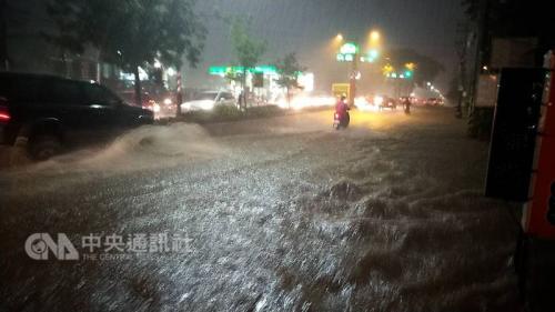 高雄地区的大雷雨,影响车流。(图片来源:台湾“中央社”/高雄市议员提供) 高雄地区的大雷雨,影响车流。(图片来源:台湾“中央社”/高雄市议员提供)