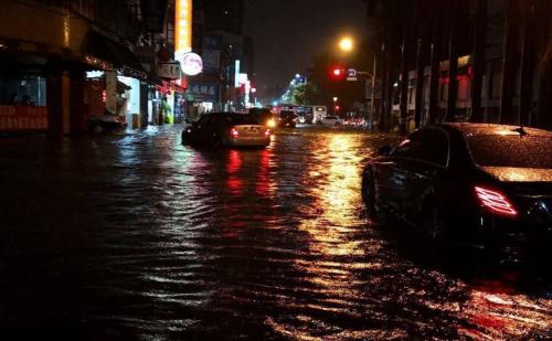 高雄夜间路面积水。台湾《联合报》/高雄市凤山区忠义里供图 高雄夜间路面积水。台湾《联合报》/高雄市凤山区忠义里供图