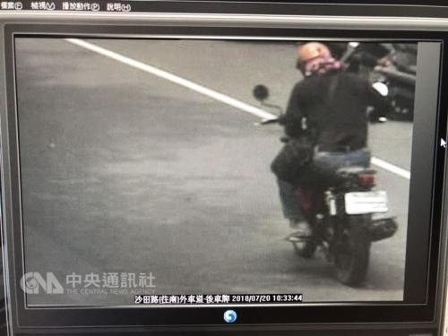 抢劫嫌犯逃跑背影台湾“中央社”记者赵丽妍翻摄 抢劫嫌犯逃跑背影台湾“中央社”记者赵丽妍翻摄