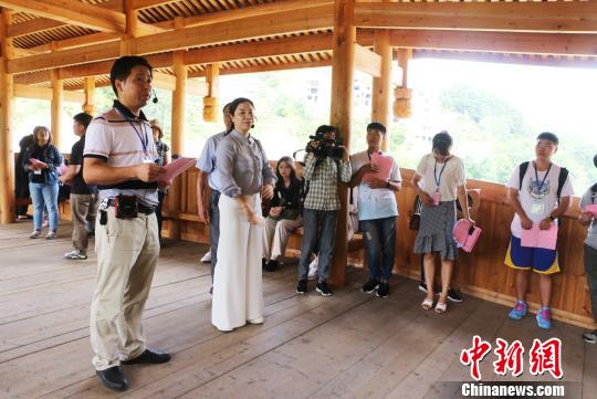 图为两岸青年学子参观双拱廊桥。 缪挺 摄 图为两岸青年学子参观双拱廊桥。 缪挺 摄
