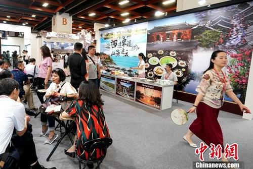 7月20日,2018海峡两岸台北夏季旅展开幕,大陆24个省市参展。图为江苏省展区吸引参观者。中华经济报记者 张宇 摄 7月20日,2018海峡两岸台北夏季旅展开幕,大陆24个省市参展。图为江苏省展区吸引参观者。中华经济报记者 张宇 摄