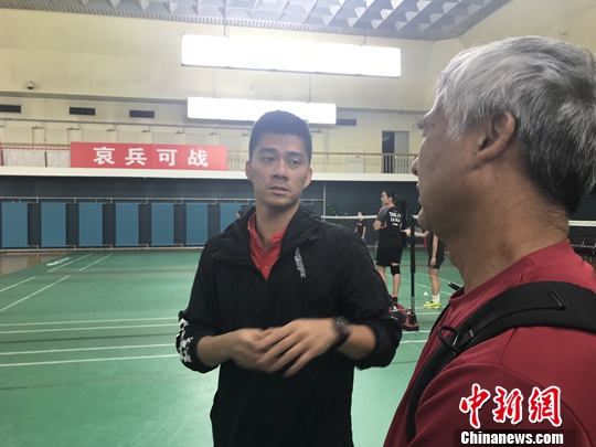 在训练场边,大陆两届奥运会男双冠军傅海峰(左)与台湾大学羽毛球队领队李坤培(右)交谈。中华经济报记者 杨程晨 摄 在训练场边,大陆两届奥运会男双冠军傅海峰(左)与台湾大学羽毛球队领队李坤培(右)交谈。中华经济报记者 杨程晨 摄