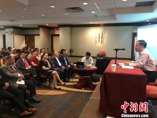 ����ʱ��7��24�գ�����ʡ��������̨������칫�Ҷ�̨������̸����ŦԼ���У�����ʡ̨�츱������־���ڻ��Ͻ�����ض�̨���ߡ�ͼΪ��̸���ֳ����������� ��