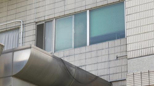 叶某晚上涉嫌翻窗入室调包尿样,从苗栗地检署2楼气窗逃跑。台湾《联合报》记者范荣达摄影 叶某晚上涉嫌翻窗入室调包尿样,从苗栗地检署2楼气窗逃跑。台湾《联合报》记者范荣达摄影