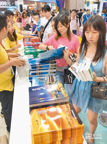 两岸旅展上,海旅会免费提供的高铁精美宣传册很受欢迎。台湾《旺报》记者李锌铜摄 两岸旅展上,海旅会免费提供的高铁精美宣传册很受欢迎。台湾《旺报》记者李锌铜摄