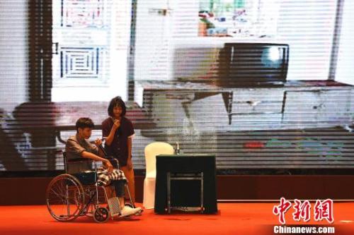 两岸大学生通过话剧,直面两岸养老问题的现状。 陈龙山 摄 两岸大学生通过话剧,直面两岸养老问题的现状。 陈龙山 摄