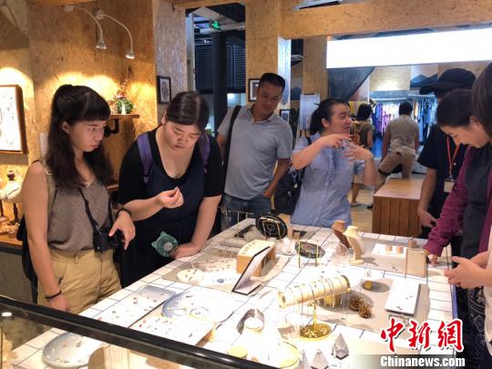 全国台联台湾创意中国研习营在闽参访台青创业基地。 郑抒婷 摄 全国台联台湾创意中国研习营在闽参访台青创业基地。 郑抒婷 摄