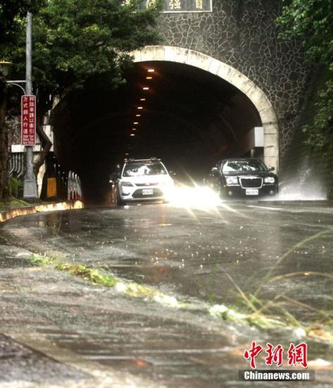 6月2日，台湾迎来大范围降雨，雨量较大的区域集中在北部。位于台北的东吴大学等机构出现淹水情况。根据当天下午四时许台湾气象部门发出的天气警报，基隆市、苗栗县、台中市、南投县、嘉义县、花莲县等地将持续迎来大豪雨。图为台北自强隧道当天一度因封闭，积水逐渐退去后重新开放。中华经济报记者 刘舒凌 摄