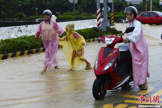 8月29日,台湾嘉义县,民众在被雨淹没的马路出行。受台风“康妮”影响,嘉义降下大暴雨,多条马路被淹。台风“康妮”给台湾中南部地区带来超大豪雨,截至上午11时37分,台湾水利部门对9个县市发布一级淹水警戒。超大豪雨区域包括屏东县、高雄市、台南市、嘉义县、云林县、南投县、台中市、嘉义市;大豪雨区域包括台北市、新北市、桃园县、新竹县、苗栗县、彰化县。刘震 摄 8月29日,台湾嘉义县,民众在被雨淹没的马路出行。受台风“康妮”影响,嘉义降下大暴雨,多条马路被淹。台风“康妮”给台湾中南部地区带来超大豪雨,截至上午11时37分,台湾水利部门对9个县市发布一级淹水警戒。超大豪雨区域包括屏东县、高雄市、台南市、嘉义县、云林县、南投县、台中市、嘉义市;大豪雨区域包括台北市、新北市、桃园县、新竹县、苗栗县、彰化县。刘震 摄