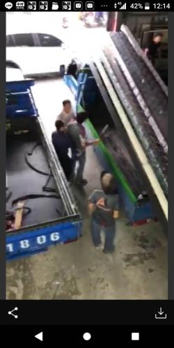江某持刀行凶后遭工厂员工合力制止。台湾《中时电子报》记者吴岳修翻摄 江某持刀行凶后遭工厂员工合力制止。台湾《中时电子报》记者吴岳修翻摄
