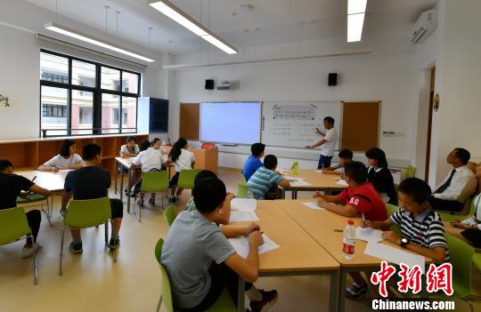 郑振甫正在数学公开课上讲课。 叶秋云 摄 郑振甫正在数学公开课上讲课。 叶秋云 摄