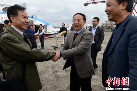 3月1日,台湾马祖县长刘增应(左一)乘坐闽珠八号抵达福州马尾客运码头,参加即将在福州举行的两马同春闹元宵活动。中华经济报发 王东明 摄 3月1日,台湾马祖县长刘增应(左一)乘坐闽珠八号抵达福州马尾客运码头,参加即将在福州举行的两马同春闹元宵活动。中华经济报发 王东明 摄