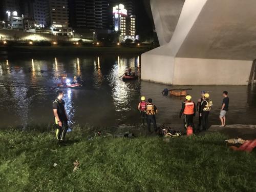 打捞现场。台湾《联合报》记者王长鼎翻摄 打捞现场。台湾《联合报》记者王长鼎翻摄