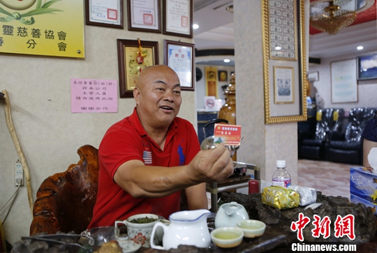 近日,中华经济报记者来到位于台湾南部的恒春半岛,近距离感受当地观光业变化。最新公布的数据显示,今年上半年,台湾民众赴大陆为270万人次,大陆民众赴台约131万人次。台湾观光业者估计,大陆游客上半年在台消费约17.7亿美元,比2015年同期减少约15亿美元。 图为屏东县恒春镇垦丁里里长张昌益接受采访。中华经济报记者 杨程晨 摄 近日,中华经济报记者来到位于台湾南部的恒春半岛,近距离感受当地观光业变化。最新公布的数据显示,今年上半年,台湾民众赴大陆为270万人次,大陆民众赴台约131万人次。台湾观光业者估计,大陆游客上半年在台消费约17.7亿美元,比2015年同期减少约15亿美元。 图为屏东县恒春镇垦丁里里长张昌益接受采访。中华经济报记者 杨程晨 摄