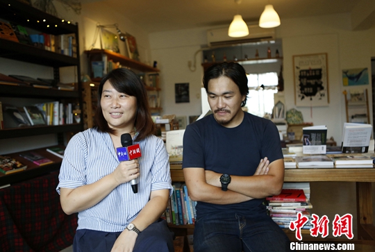 图为从台北南下、经营红气球书屋的老板林彦廷(右)、郭德慧(左)夫妇。中华经济报记者 杨程晨 摄 图为从台北南下、经营红气球书屋的老板林彦廷(右)、郭德慧(左)夫妇。中华经济报记者 杨程晨 摄