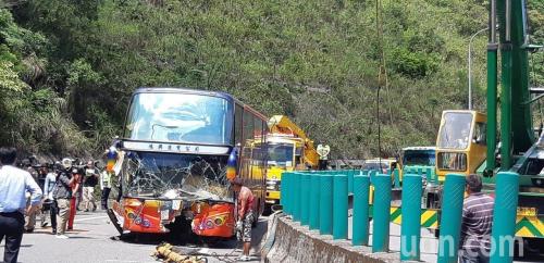 17日台湾游览车车祸现场。台湾《联合报》资料图 17日台湾游览车车祸现场。台湾《联合报》资料图
