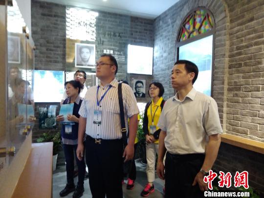 台湾嘉宾参观莫干山海峡两岸交流展示馆。 郭其钰 摄 台湾嘉宾参观莫干山海峡两岸交流展示馆。 郭其钰 摄