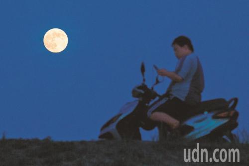 中秋节越来越近,月亮越来越圆。台湾《联合报》资料图 中秋节越来越近,月亮越来越圆。台湾《联合报》资料图