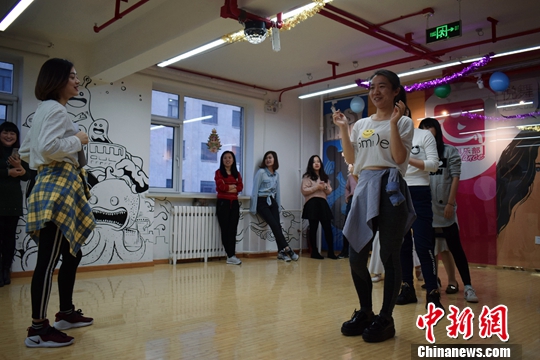 ����ʯ��ɽ���ųǹ�԰������30����ʷ�Ĺ�Ԣ¥�У���3��6�㹫Ԣ¥���ڲ�ͬ������Ϊ��37�ȹ�Ԣ������Щ¥�����Ǳ����׸ּ��ŵĵ���ְ�����ᣬ����ת��Ϊ���⹫Ԣ������������ҵ������ס������ͼΪס���ڹ�Ԣ�ڵ��赸���ֲ����赸���л����ñ��� ���� ��