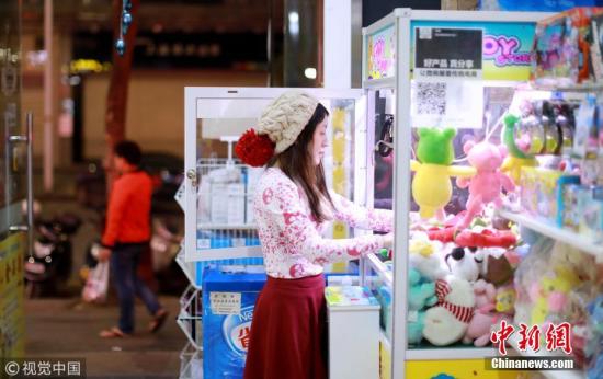 刚开始时,她喜欢站在娃娃机旁观察别人,但效果不是很好。于是,她又开始上网看帖子研究技巧,不断买币尝试,还专门买过一台娃娃机,到货后发现,不同品牌的娃娃机具有不同抓法,老板也会调节爪子的力度,按照不同方式摆放娃娃,躲在家中练习并不科学。图为雅离在调试自己的娃娃机。 吴明 摄 图片来源:视觉中国 刚开始时,她喜欢站在娃娃机旁观察别人,但效果不是很好。于是,她又开始上网看帖子研究技巧,不断买币尝试,还专门买过一台娃娃机,到货后发现,不同品牌的娃娃机具有不同抓法,老板也会调节爪子的力度,按照不同方式摆放娃娃,躲在家中练习并不科学。图为雅离在调试自己的娃娃机。 吴明 摄 图片来源:视觉中国