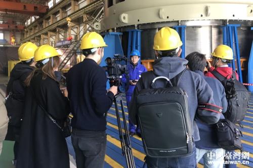 两岸媒体人在哈尔滨电机厂采访相关负责人。(中国台湾网 李奕均 摄)