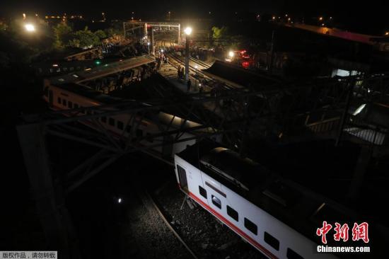这是10月21日拍摄的列车出轨翻覆事故现场。