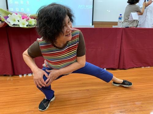 71岁向老太换了新式人工膝关节后，身手矫健，示范弓步、深蹲等。台湾《联合报》记者蔡容乔摄影