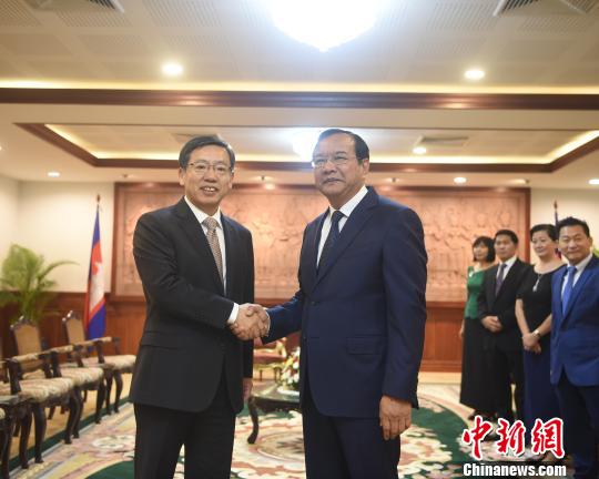 中国驻柬大使王文天分别拜会柬副首相