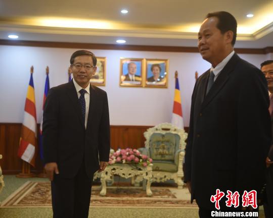 图为地时12月25日下午，王文天大使拜会柬埔寨副首相兼国土资源城市规划与建设部大臣谢索帕拉。　黄耀辉 摄