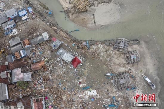 印尼军人、政府人员及志愿者继续在灾区搜索及清理瓦砾。